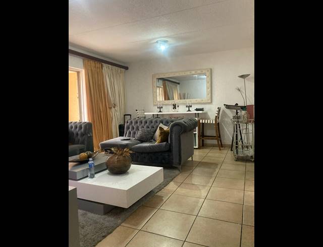3 BEDROOM TOWNHOUSE FOR SALE IN ORMONDE